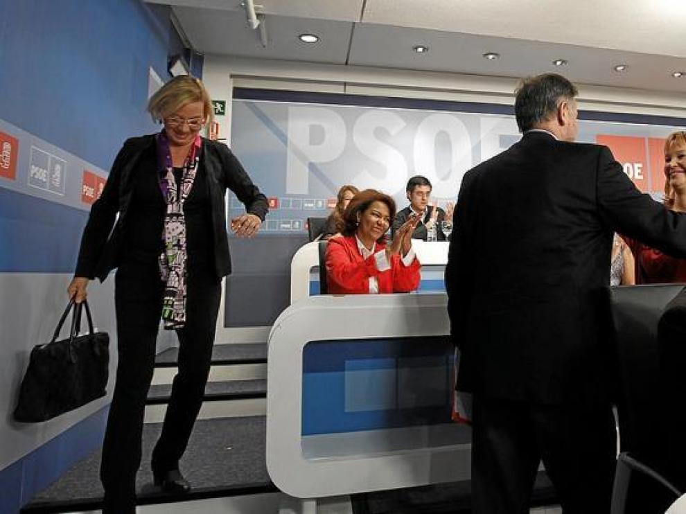 En la imagen, el momento en el que Marcelino Iglesias se dispone a ocupar el sitio de Leire Pajín y Eva Almunia deja su puesto en la Ejecutiva.