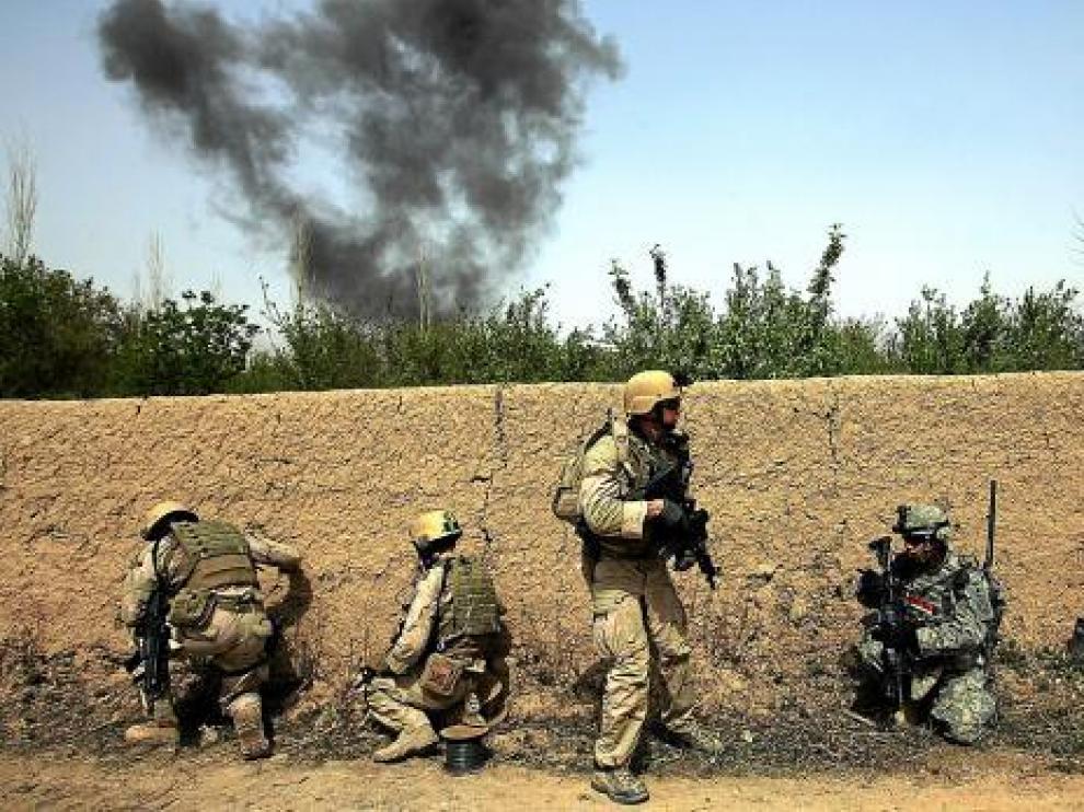 Soldados estadounidenses destinados en Iraq participan en una acción de combate en 2008.