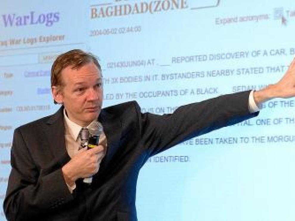 Assange, en la rueda de prensa que ofreció ayer en Londres.