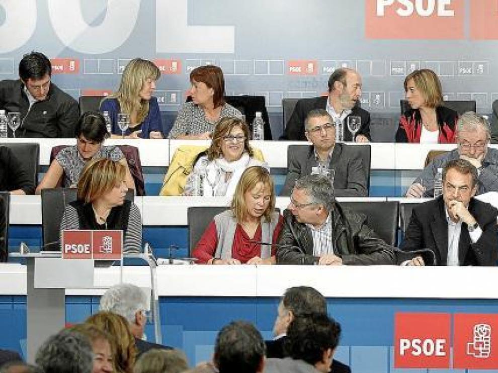 José Luis Rodríguez Zapatero (en el centro), ayer en Madrid, al inicio de la reunión del Comité Federal de los socialistas.