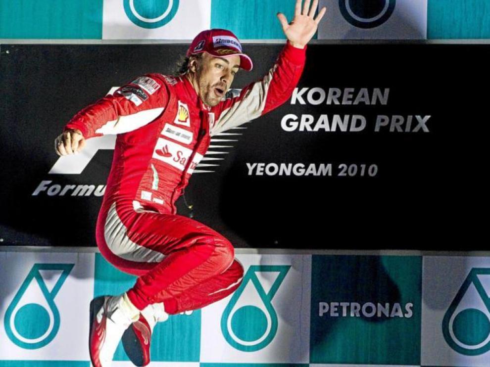 Fernando Alonso salta exultante en el podio de Corea.