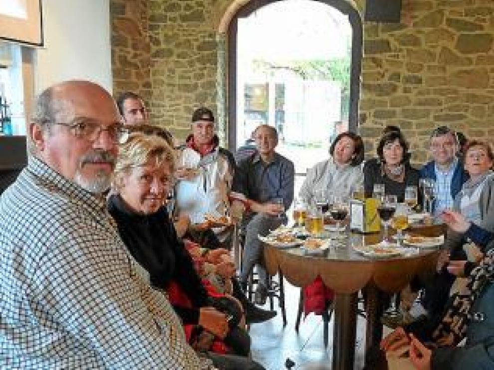 Un numeroso grupo de clientes en el bar Pilgrim de Jaca.