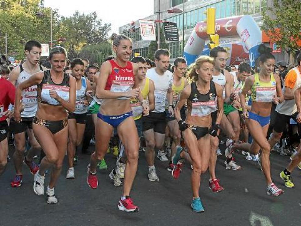 Los corredores inician la prueba desde la línea de salida