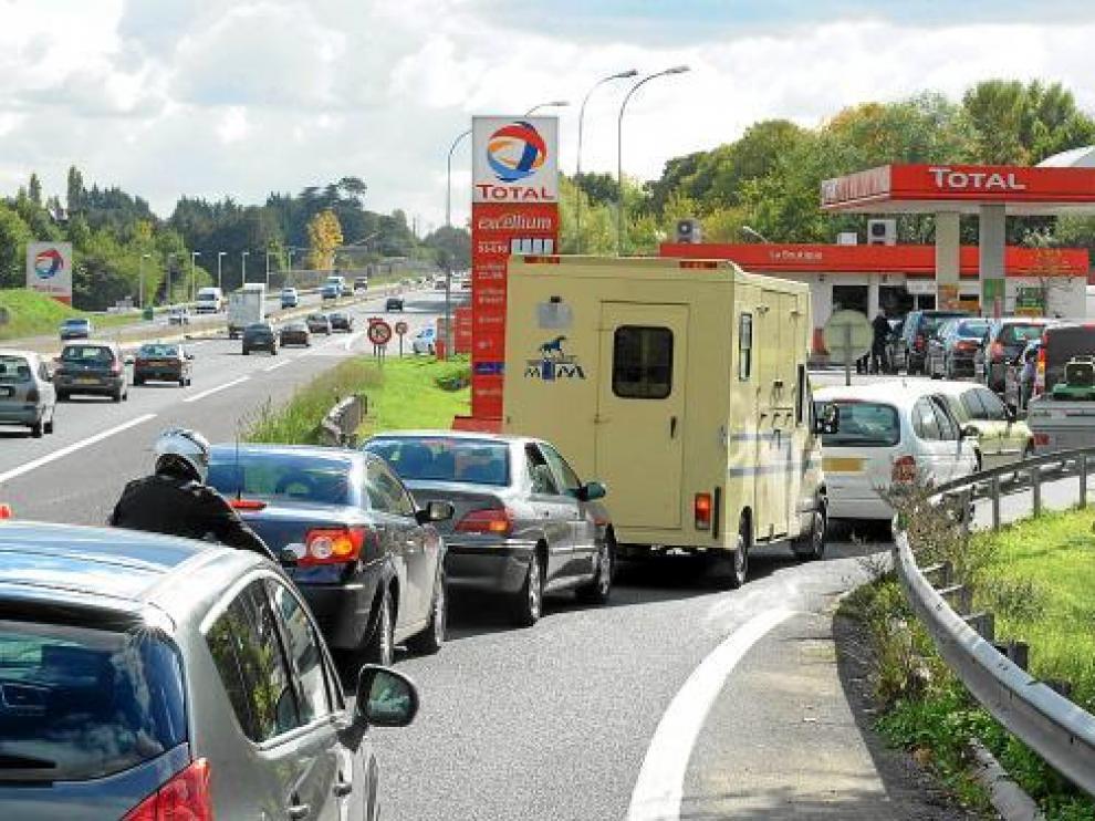 Varios coches, en una larga fila, esperan para repostar en una gasolinera cerca de Nantes, ayer.