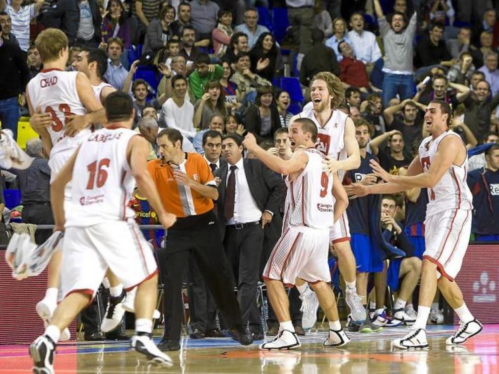 Los jugadores del CAI se lanzan a por Van Rossom