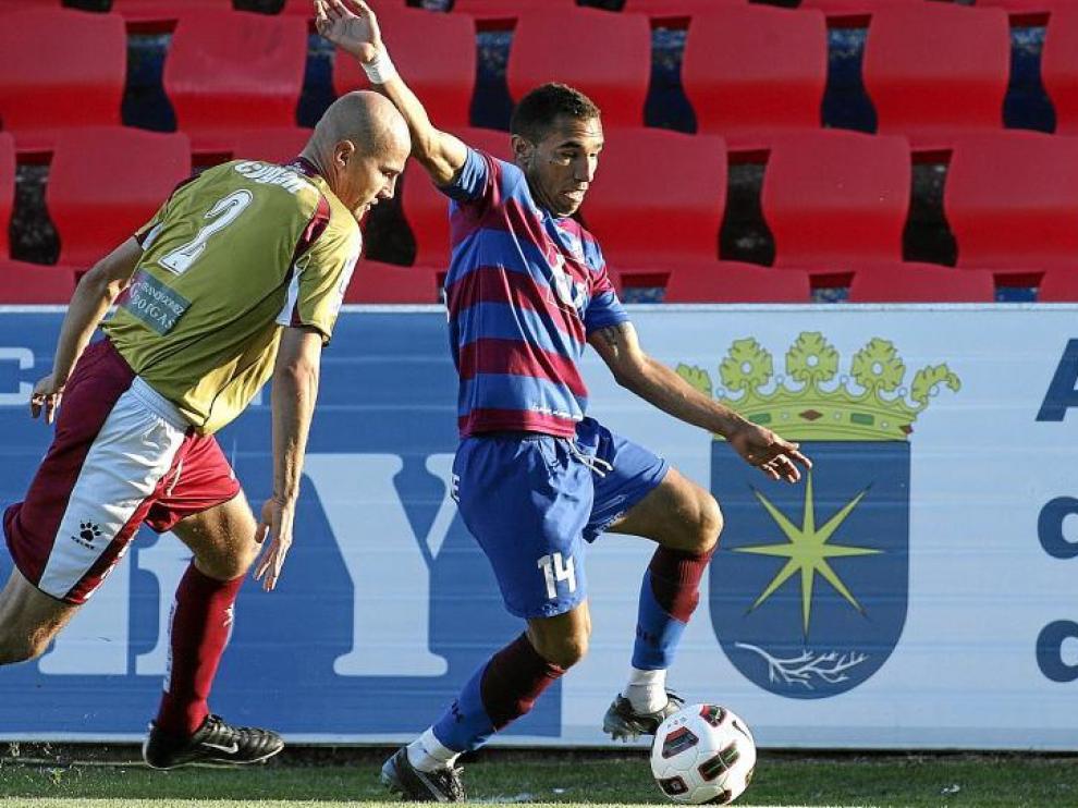 Gilvan Gomes trata de zafarse del defensa del Cartagena Cygan durante el último encuentro en El Alcoraz.