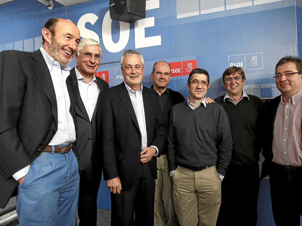 Rubalcaba (i) posa con López (3d), Chávez y otros presidentes autonómicos, el sábado en Madrid