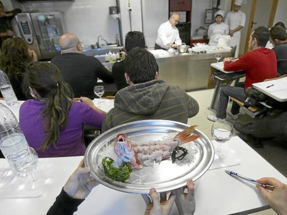 Ricardo Sanz, al fondo, demostró una gran destreza con los cuchillos para presentar los platos.