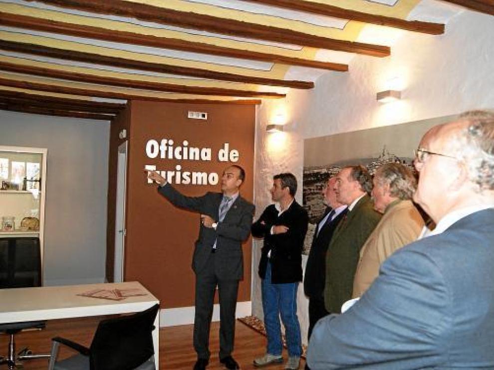 Las autoridades presentes en la inauguración recorrieron las instalaciones de la nueva oficina turística.
