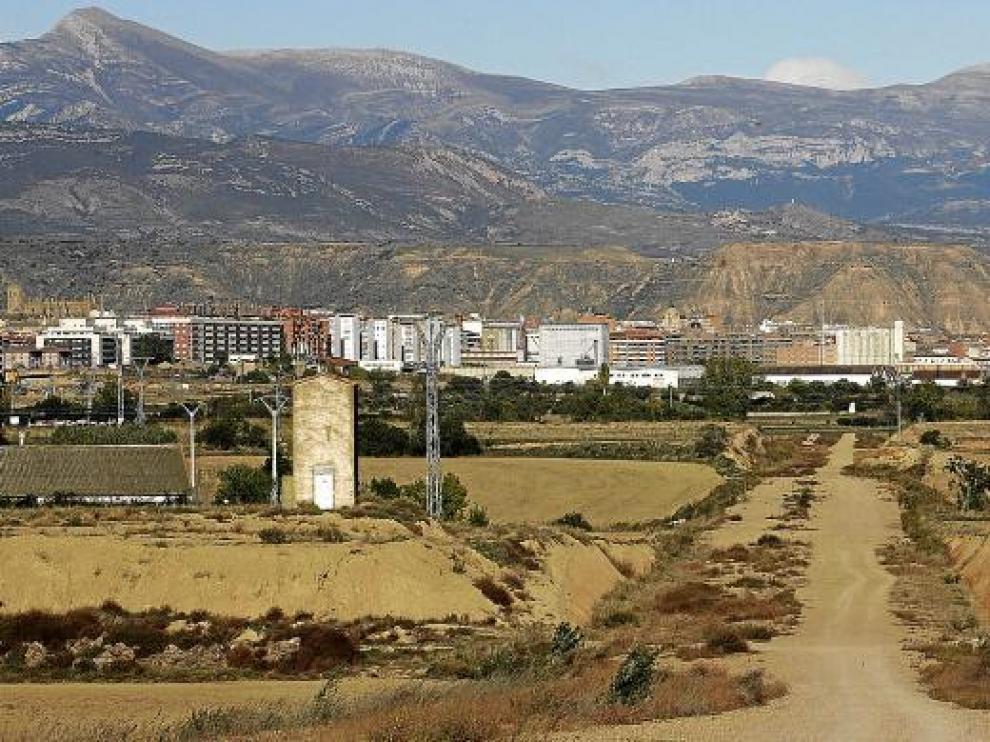 Terrenos del área 17, entre la ciudad y la Plataforma Logística, donde se ubicaría el centro comercial.