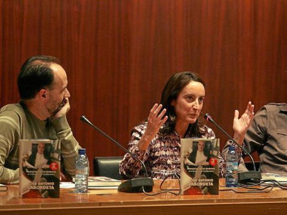 Paula, hija de Labordeta y su viuda, Juana, siguieron el acto desde la primera fila.