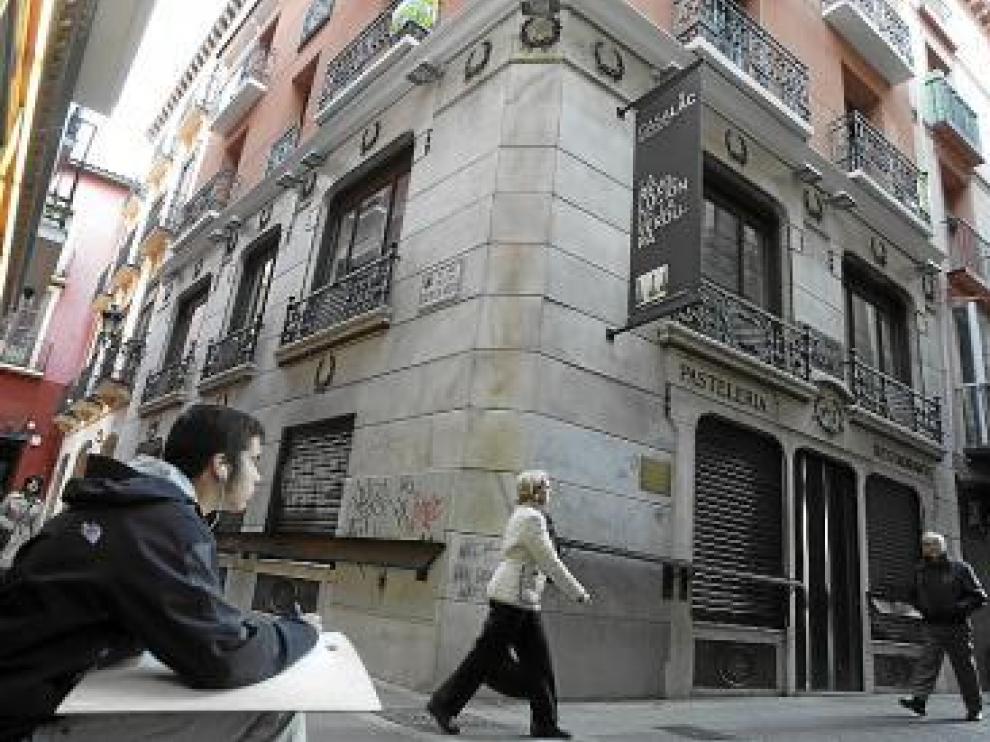 Casa Lac, con los carteles que indican su nueva andadura.