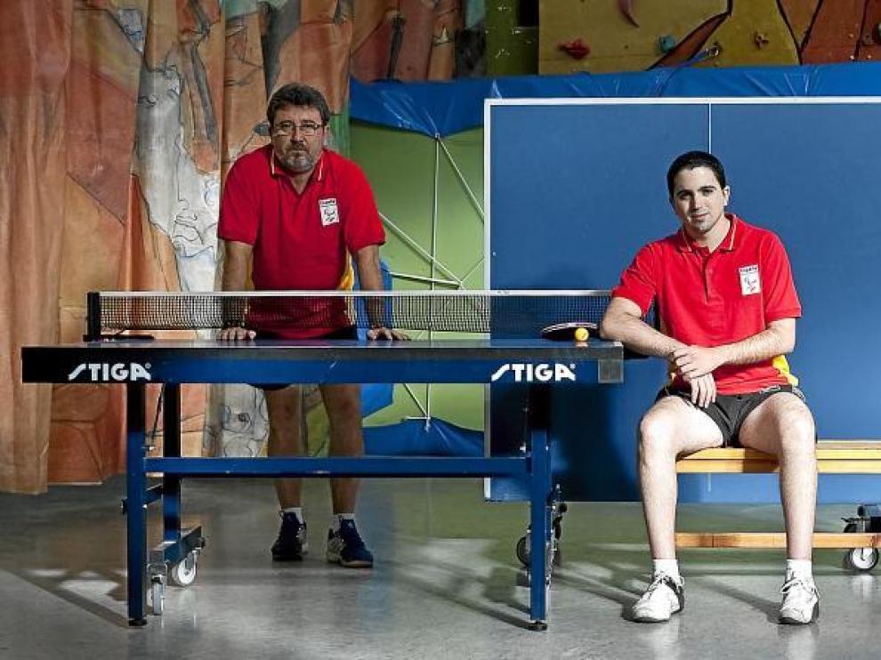 El medallista paralímpico Jorge Cardona y su entrenador, Josep María Jofre, en el laboratorio de los éxitos: el Centro Deportivo Santiago.