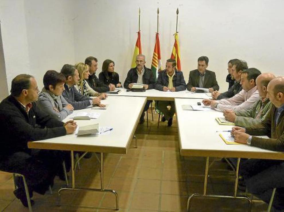La corporación municipal se reunió ayer para decretar dos días de luto oficial por las tres fallecidas.