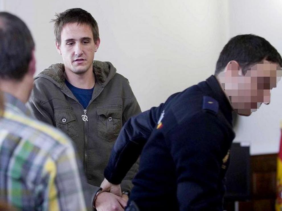 El procesado, con la mirada perdida, tras escuchar el veredicto del Tribunal Popular.
