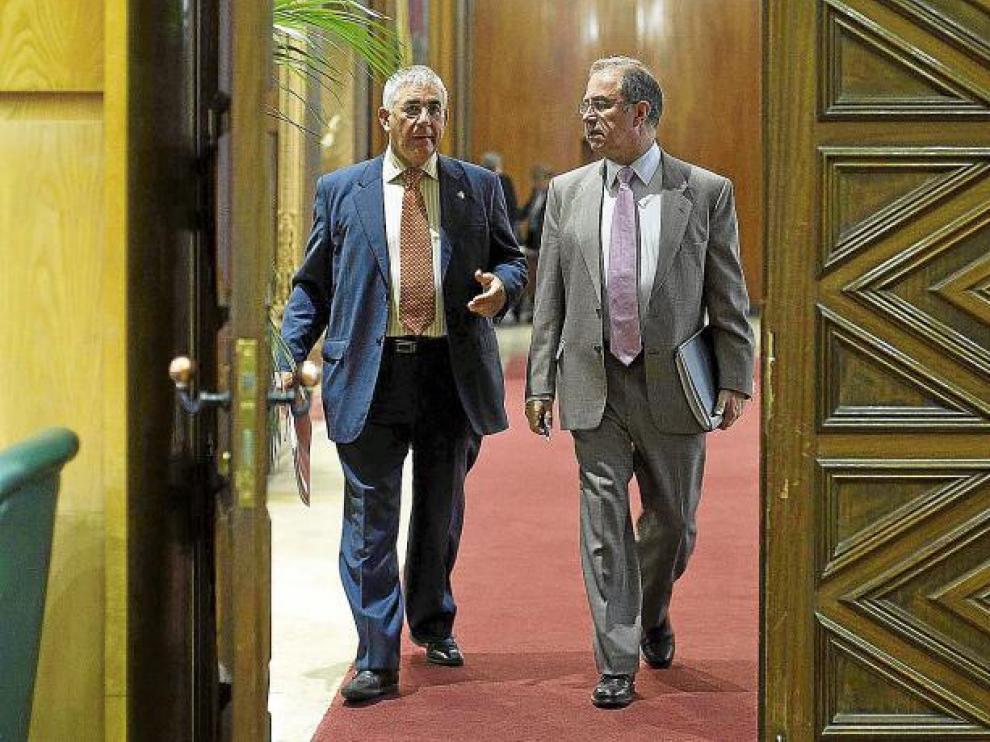 Manuel Blasco, a la izquierda, junto a Fernando Gimeno, ayer, antes de la comisión de Economía.