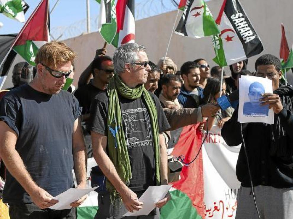 Artistas de 12 países, ayer en Tifariti, ante la sede de Minurso en protesta por la muerte del menor.