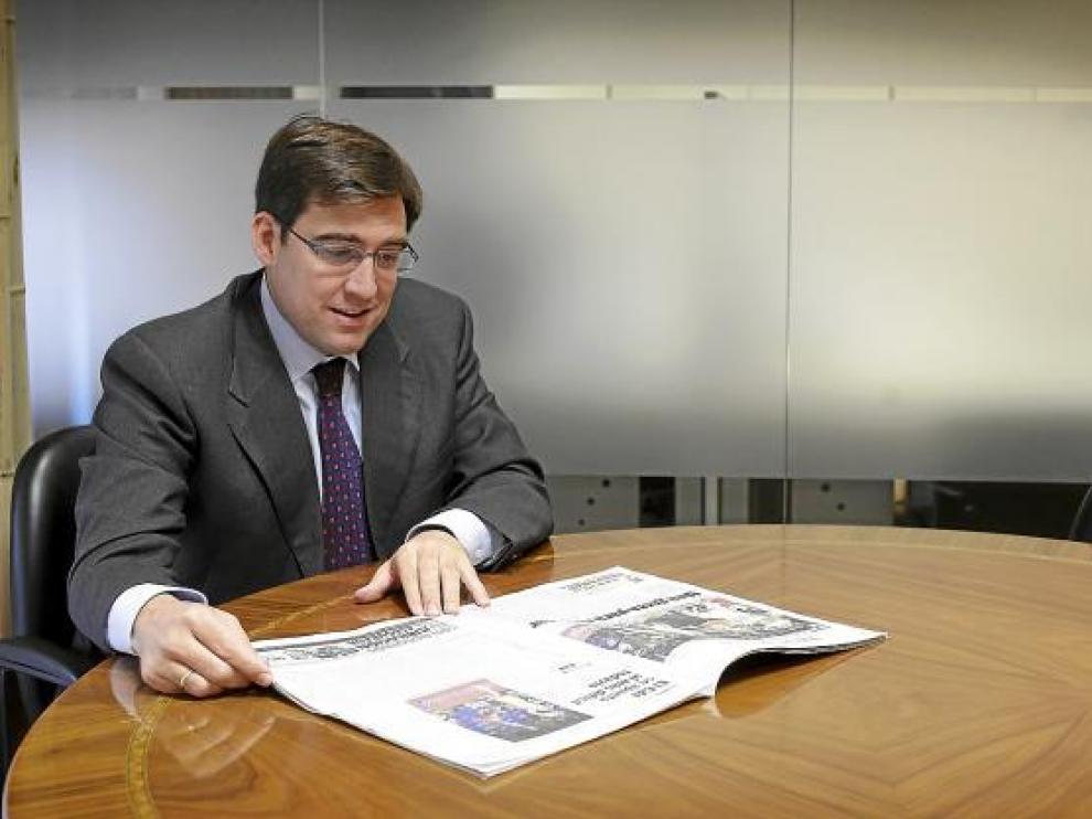 Reynaldo Benito lee las informaciones sobre la épica victoria del CAI en las oficinas del club.