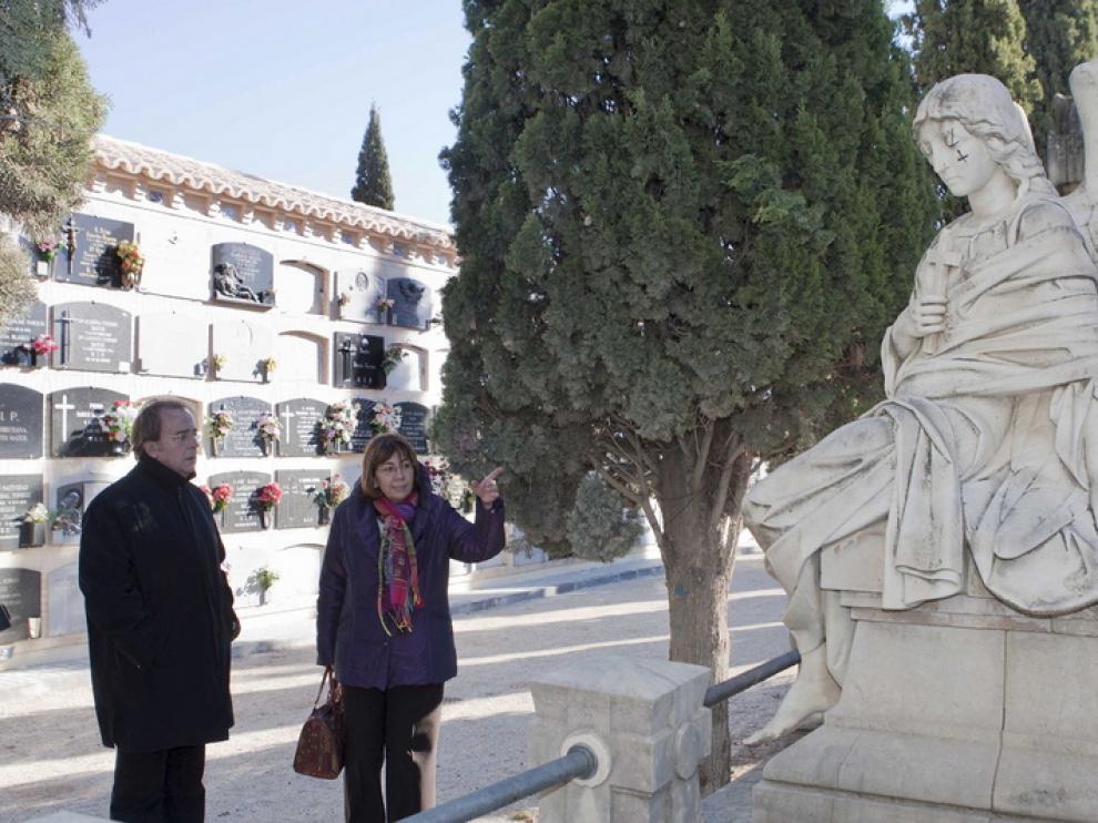 Una escultura en el cementerio de Torrero