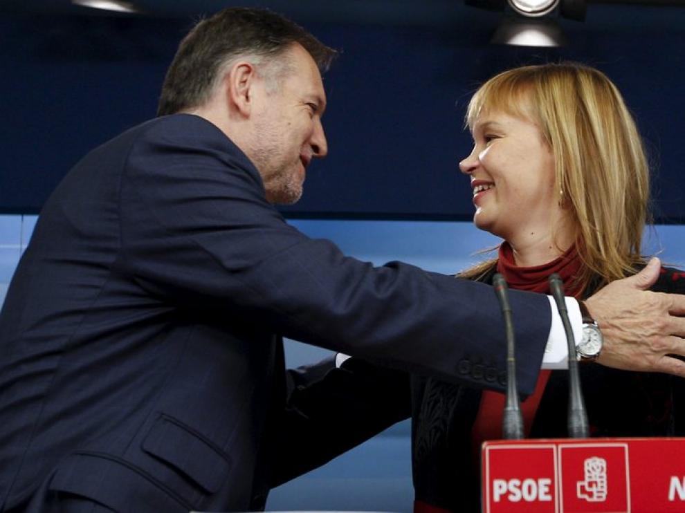 Un Marcelino Iglesias sin corbata saluda a su antecesora en el cargo, y ahora ministra de Sanidad, Leire Pajín