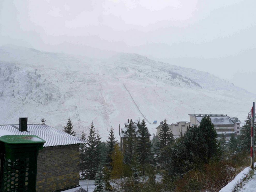Las laderas de Candanchú han recibido las primeras nieves de la temporada.