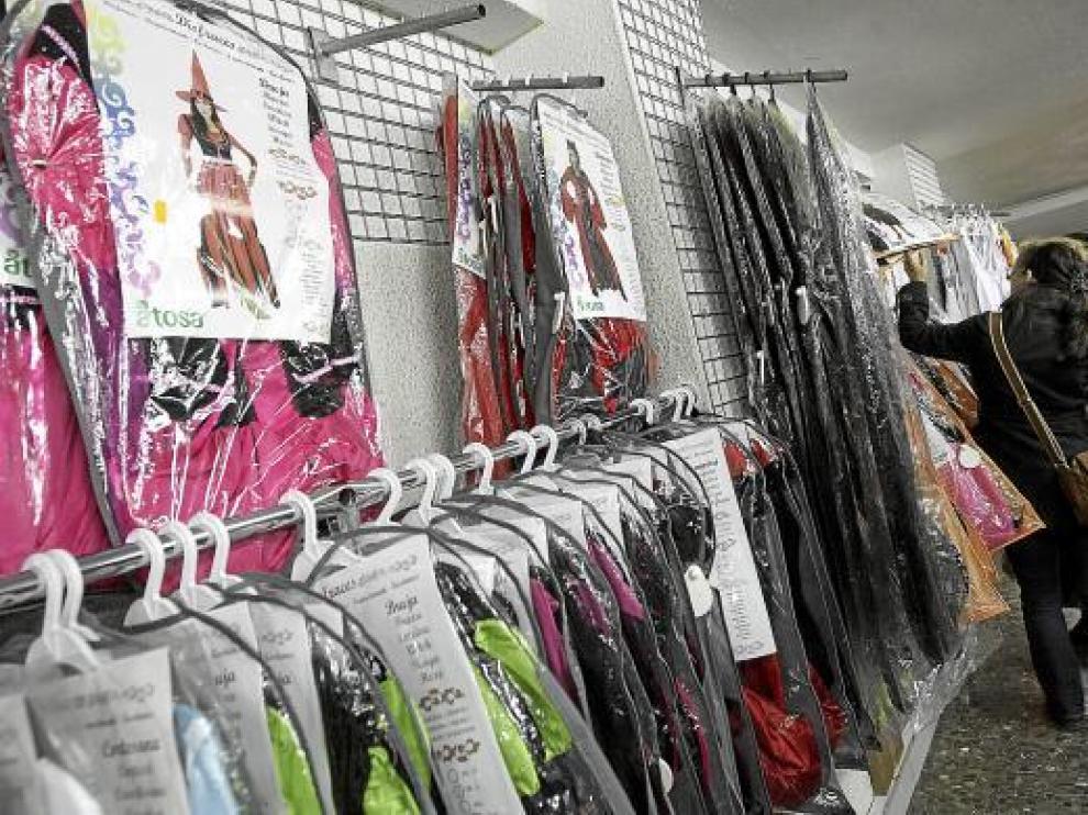 Brujas, vampiros, demonios y calabazas, los disfraces más económicos de los bazares asiáticos.