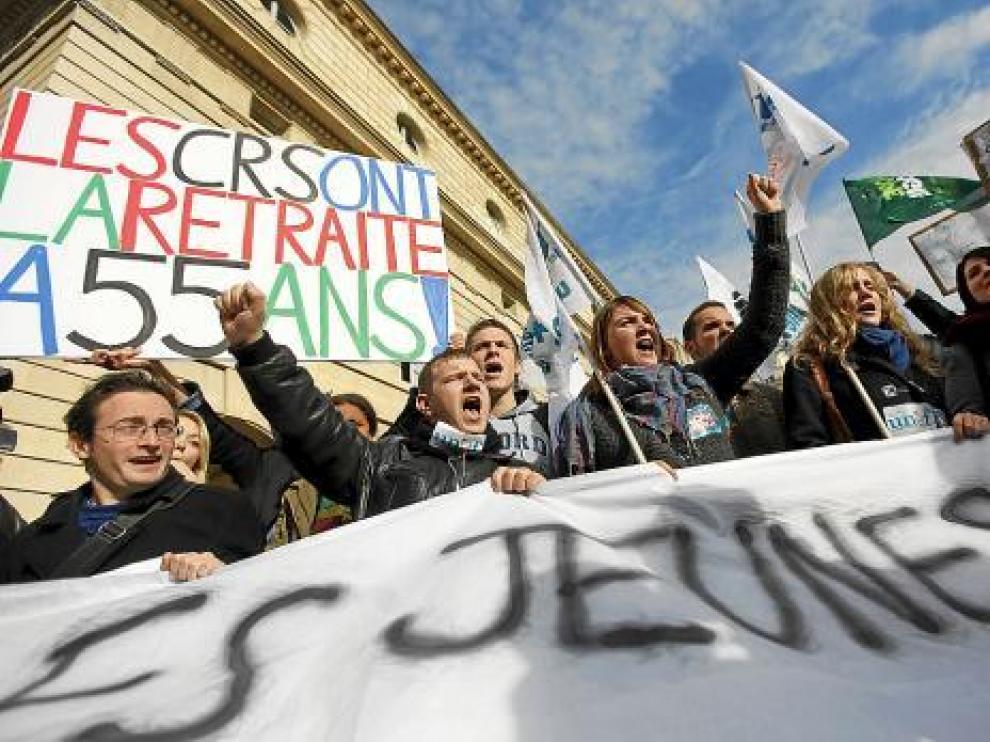 Universitarios se manifiestan contra la reforma de las pensiones, ayer en las calles de París.