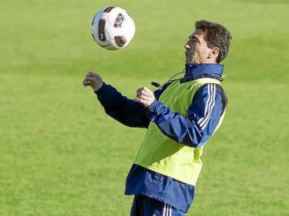 Gay controla el balón con el pecho en el ensayo de ayer.