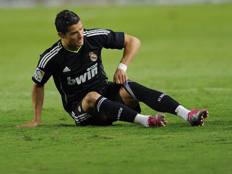 Cristiano Ronaldo se queja en el suelo.