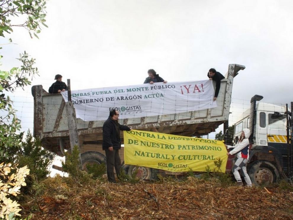 Acto de protesta sobre uno de los vehículos de FIMBAS.