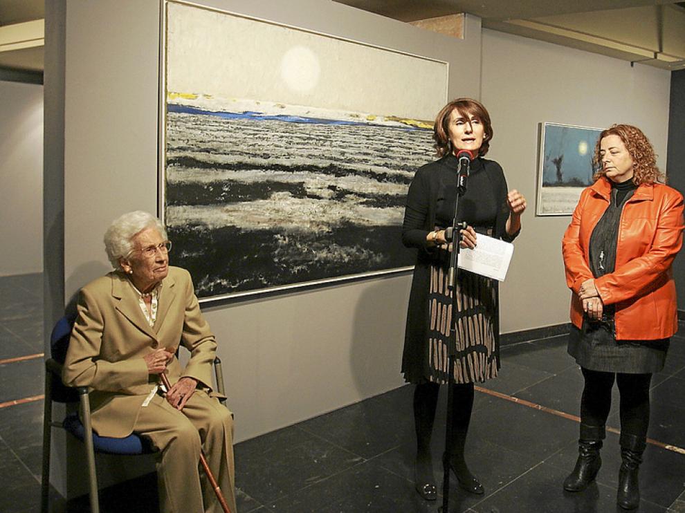 María Sarrate, sentada ante una obra de su esposo, José Beulas, escucha a Julia Lera y Teresa Luesma.