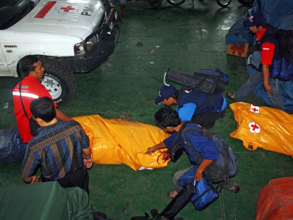 Los servicios sanitarios se llevan dos cuerpos de la zona de la tragedia
