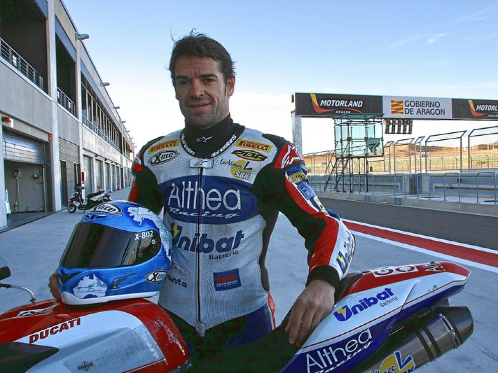 Carlos Checa, ayer por la tarde tras rodar en el circuito de velocidad de Motorland.