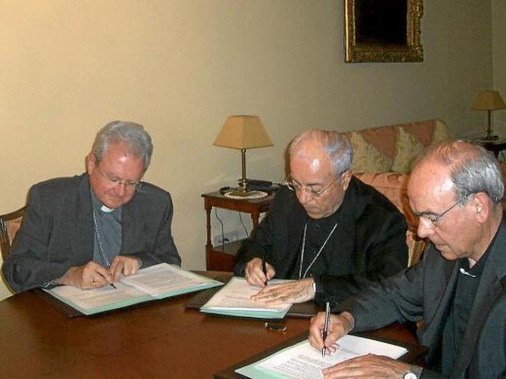 Alfonso Milián, a la derecha, durante la firma del acuerdo de 2008 con Lérida y el entonces nuncio.