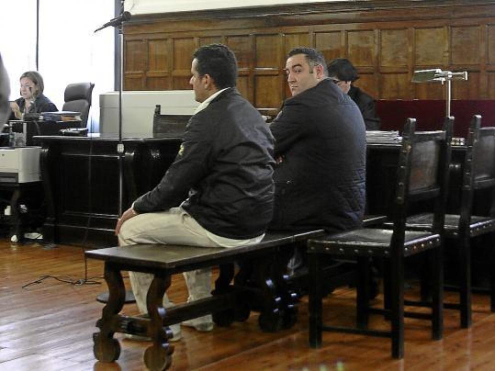 El ex propietario del Euro, mirando a la cámara, y su cuñado, durante el juicio celebrado ayer.