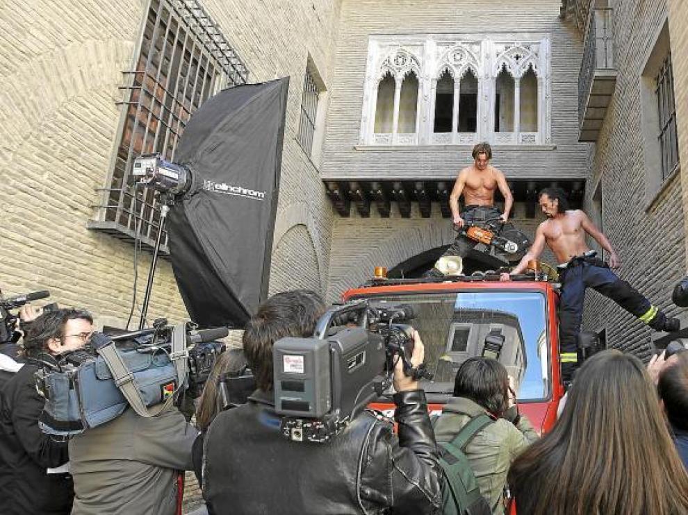 Los bomberos Iñaki Rubio y José Ángel Casamayor, 'trabajando' a pecho descubierto como si tal cosa.