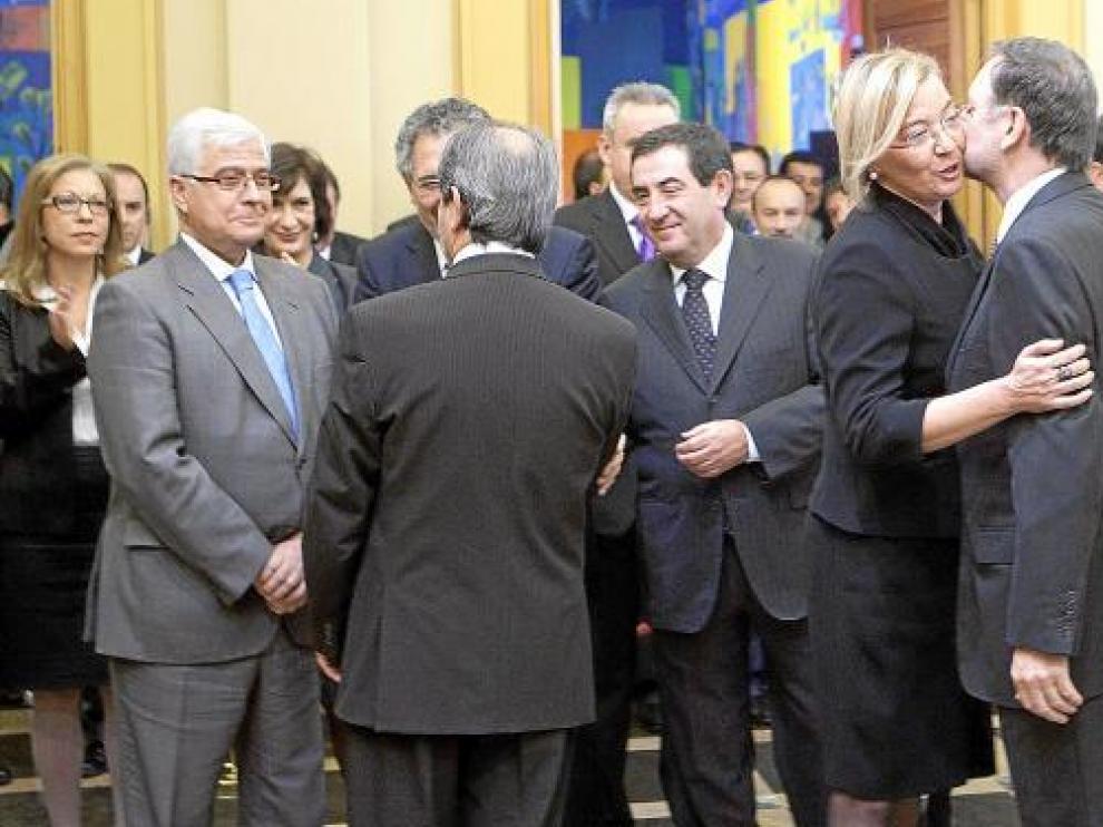 Eva Almunia besa a Iglesias, mientras tres consejeros felicitan a Velasco (de espaldas).