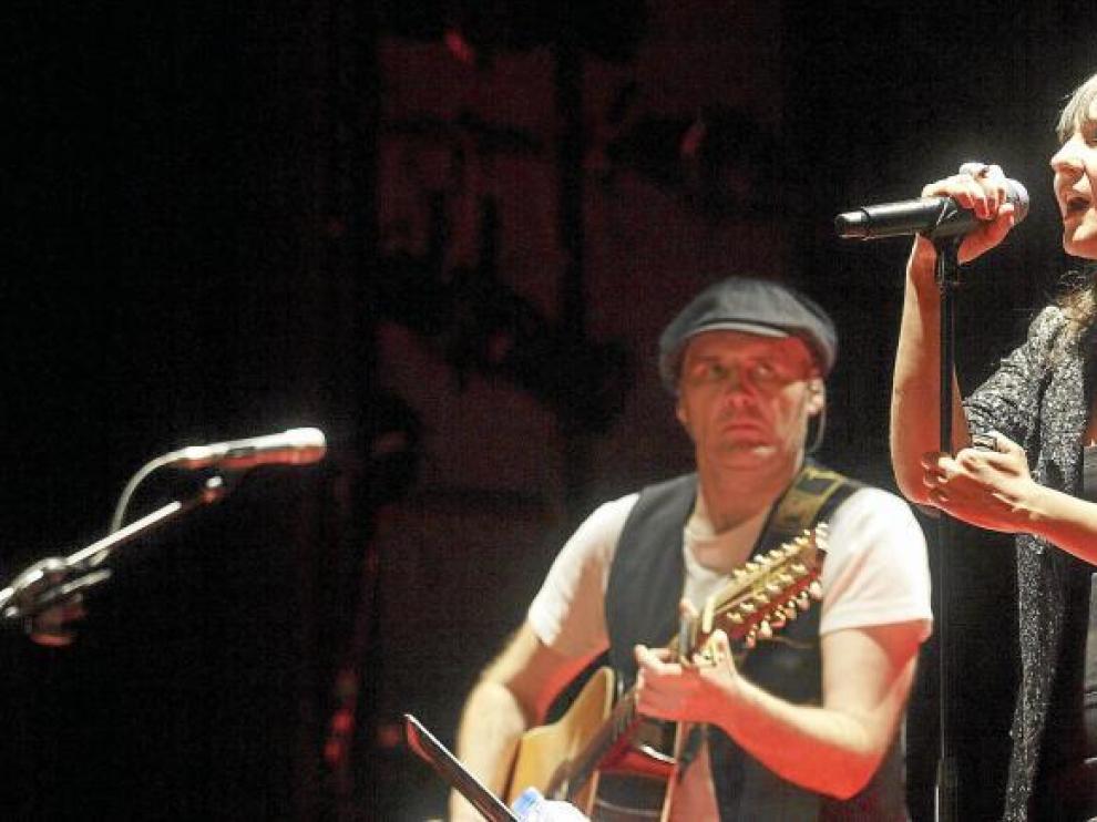 Juan Aguirre y Eva Amaral, en un concierto en el Teatro Principal de Zaragoza.