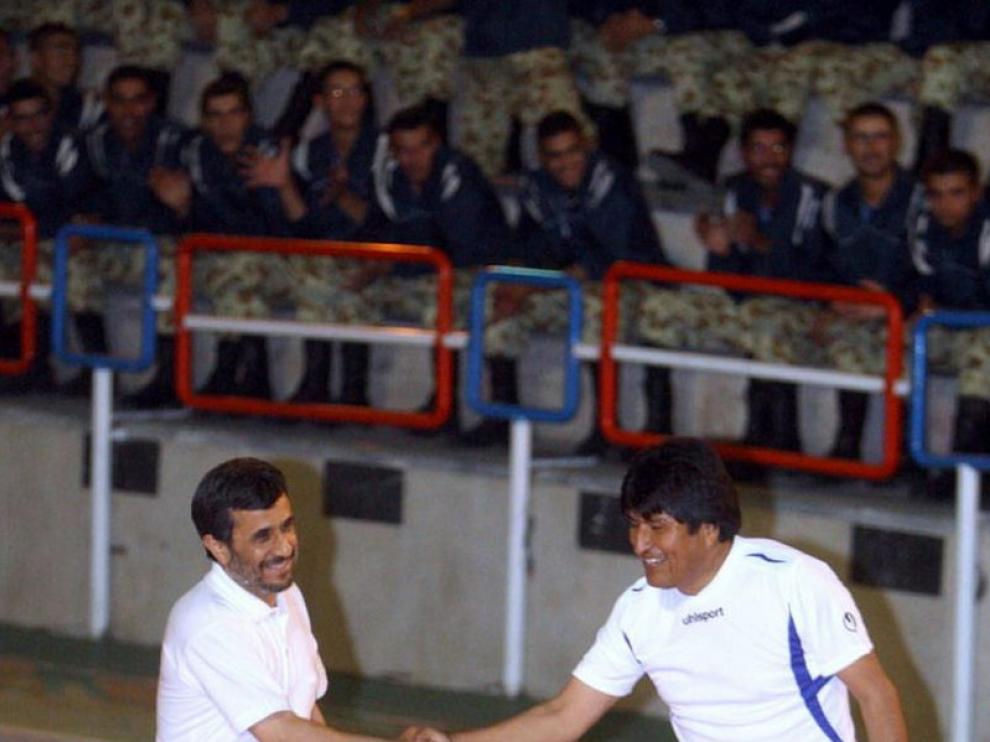 Mahmud Ahmadineyad y Evo Morales se dan la mano durante el partido de fútbol sala que han disputado