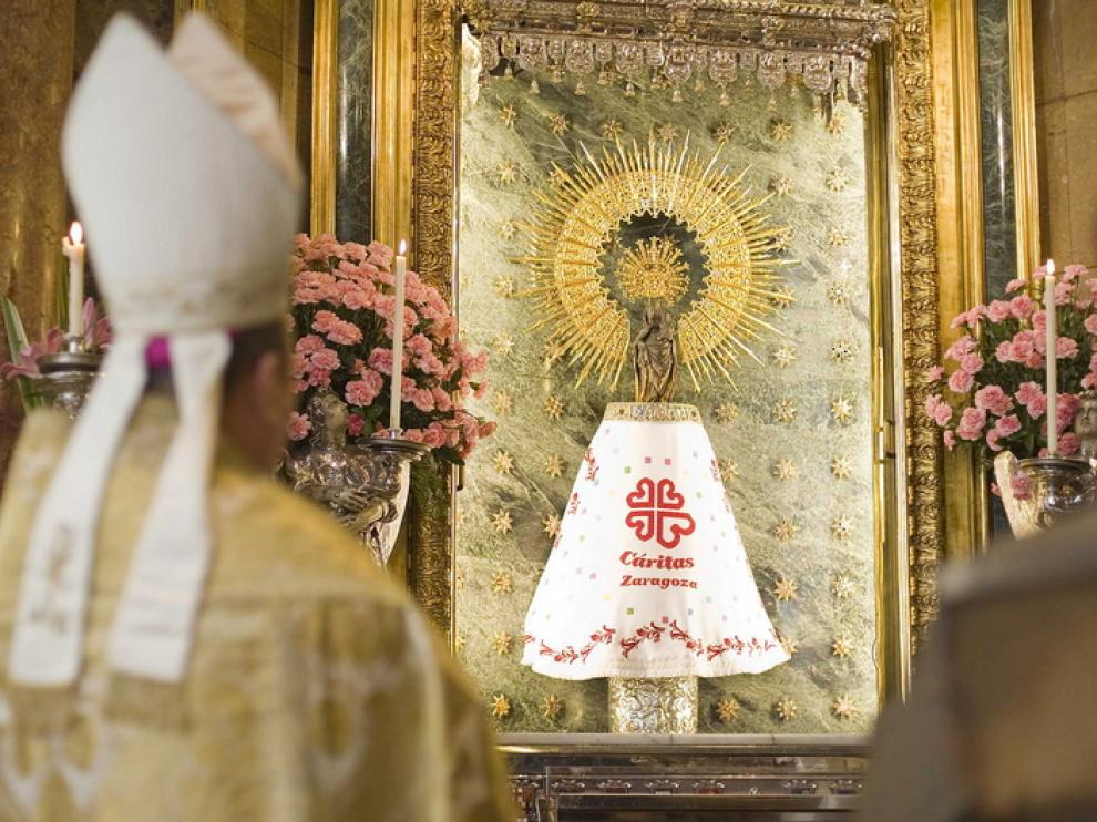 Nuevo manto de la Virgen, donado por Cáritas Diocesana de Zaragoza