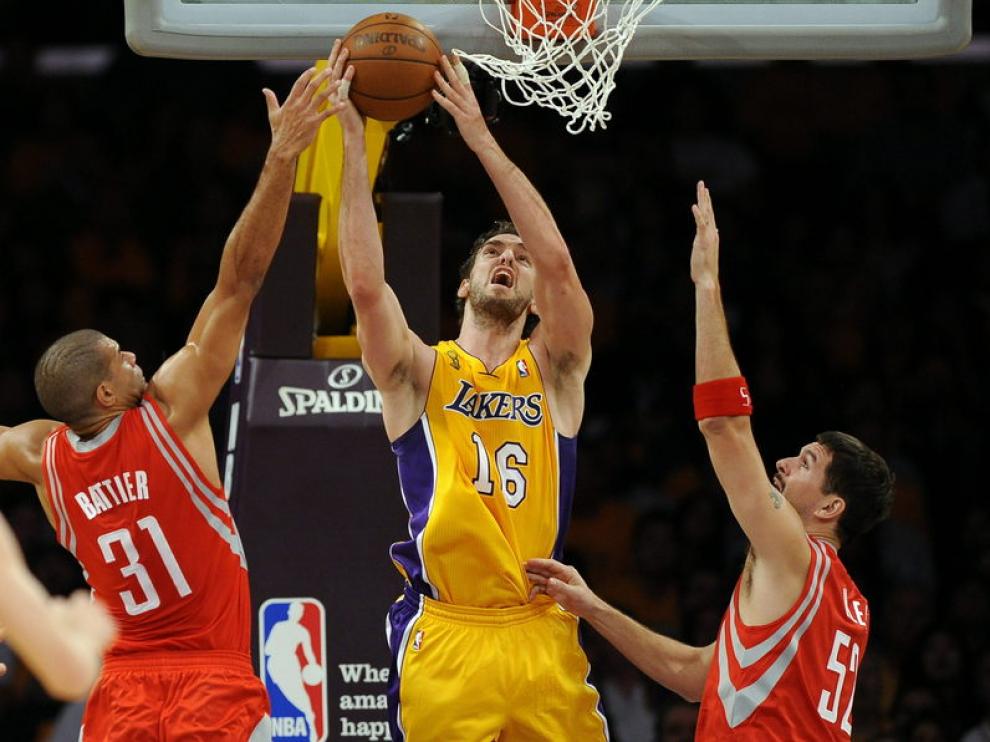 Pau Gasol trata de machacar ante Shane Battier y Brad Miller