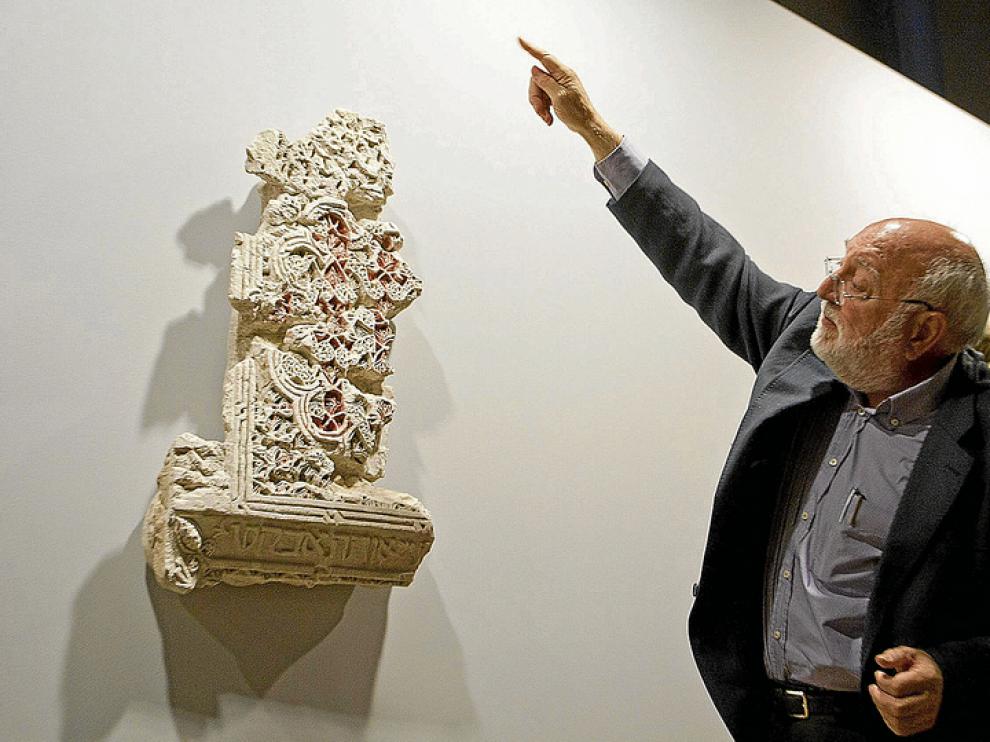 Gonzalo Borrás, comisario de la exposición, muestra una pieza decorativa de la primera sala.