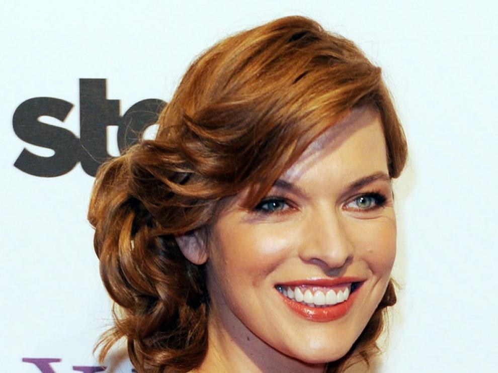 Milla Jovovich en la gala anual de los Hollywood Awards en el hotel Hilton de Beverly Hills