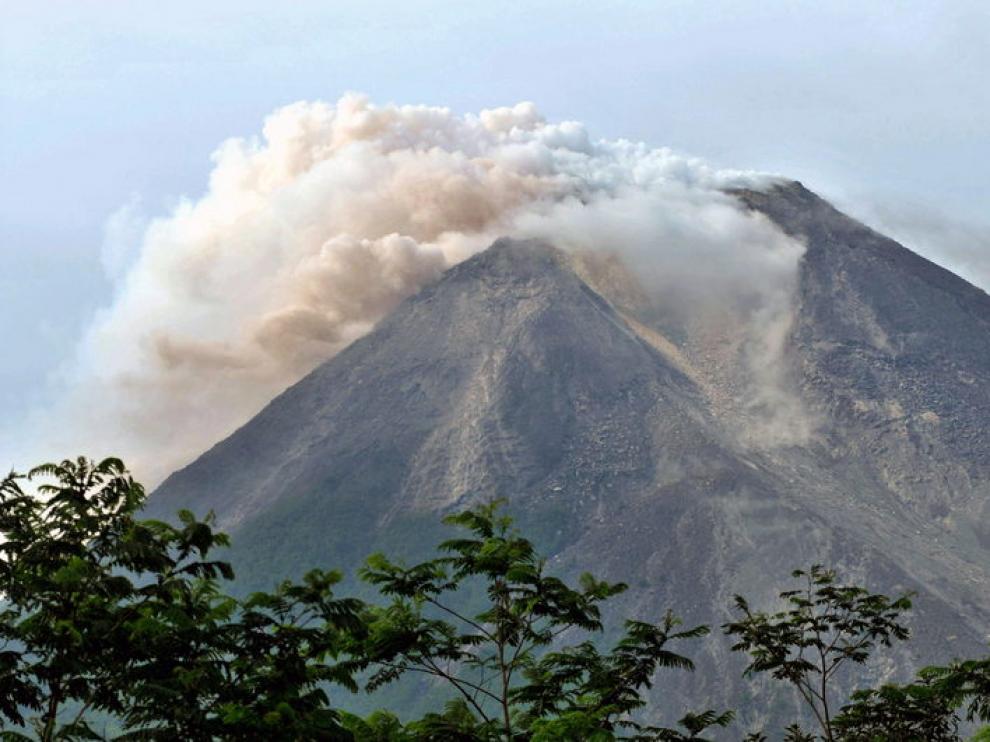 El volcán Merapi erupcionando, emanando humo y ceniza