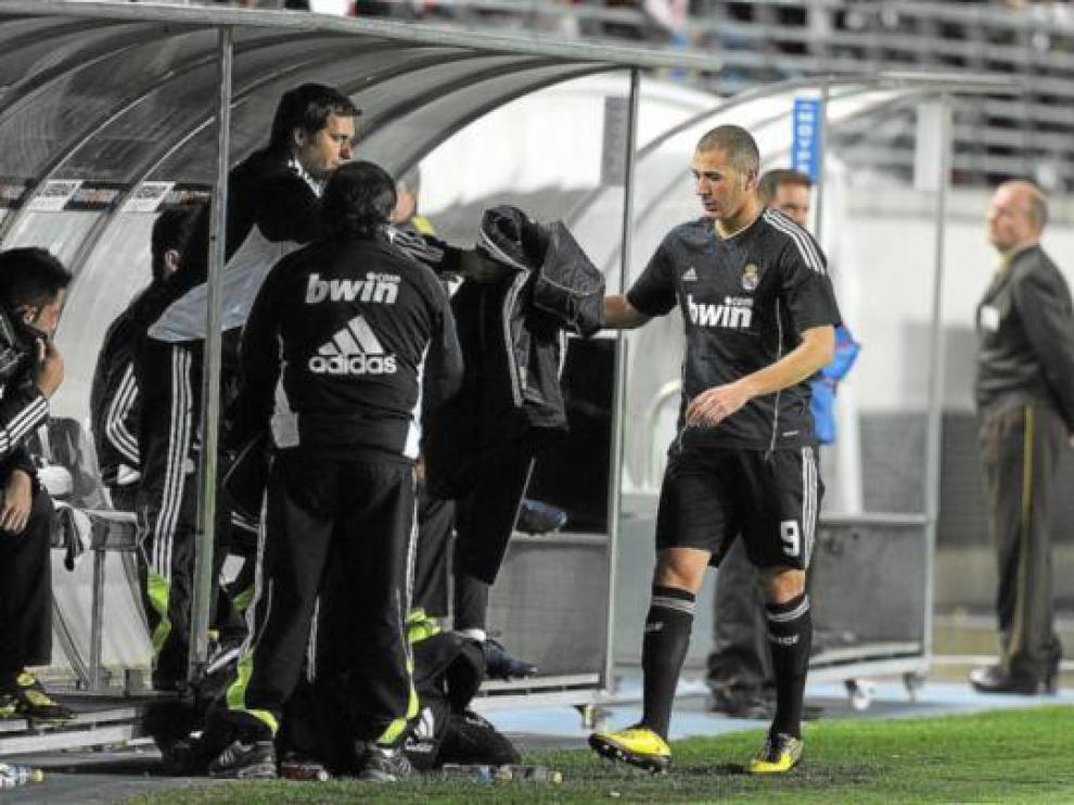 Benzema es sustituido, tras una actuación gris, en el partido del pasado martes en Murcia.