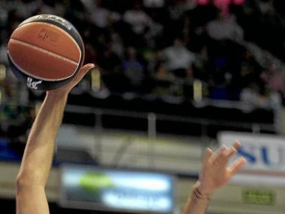 El 'cajista' Ivanov se impone a Guille Rubio en el salto por un rebote.