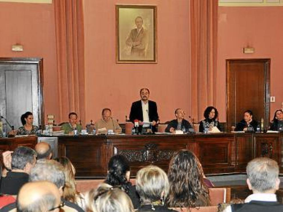 Lambán (centro), ayer durante su discurso en el debate.