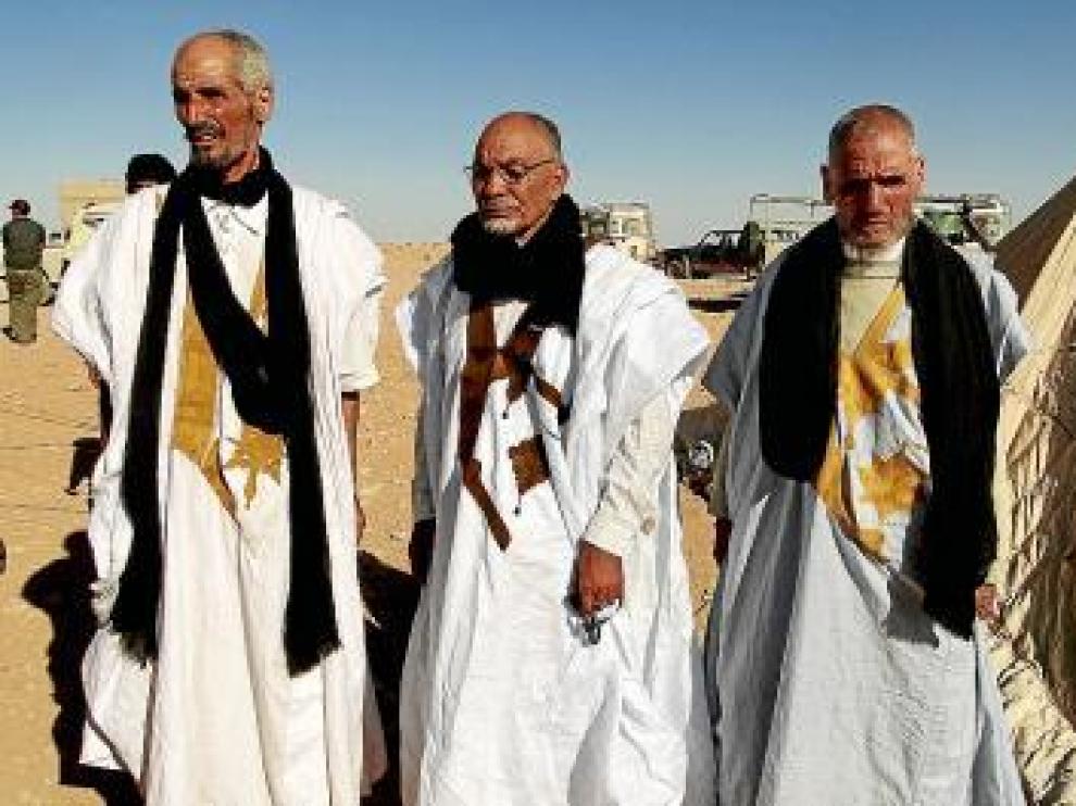 Mohamed Fadel Elgarhi, padre del menor muerto, en el centro.