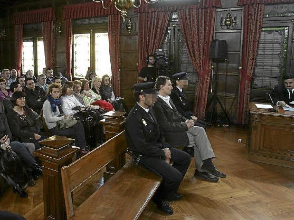 La familia del fallecido, en el primer banco de la izquierda, detrás del acusado, Santiago Mainar.