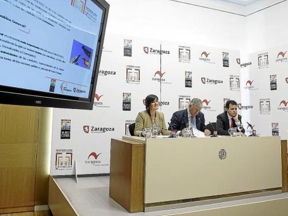 Los concejales Elena Allué y Manuel Blasco, junto al gerente de Zaragoza Global, Jesús Blanco.
